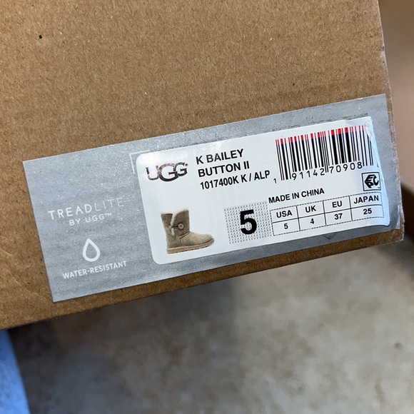 UGG Bailey Button Boot size 5 youth/6.5 women color light loden green. - Picture 9 of 13